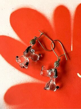 Vintage clear & black glass beagle dog dangle earrings Snoopy-ish